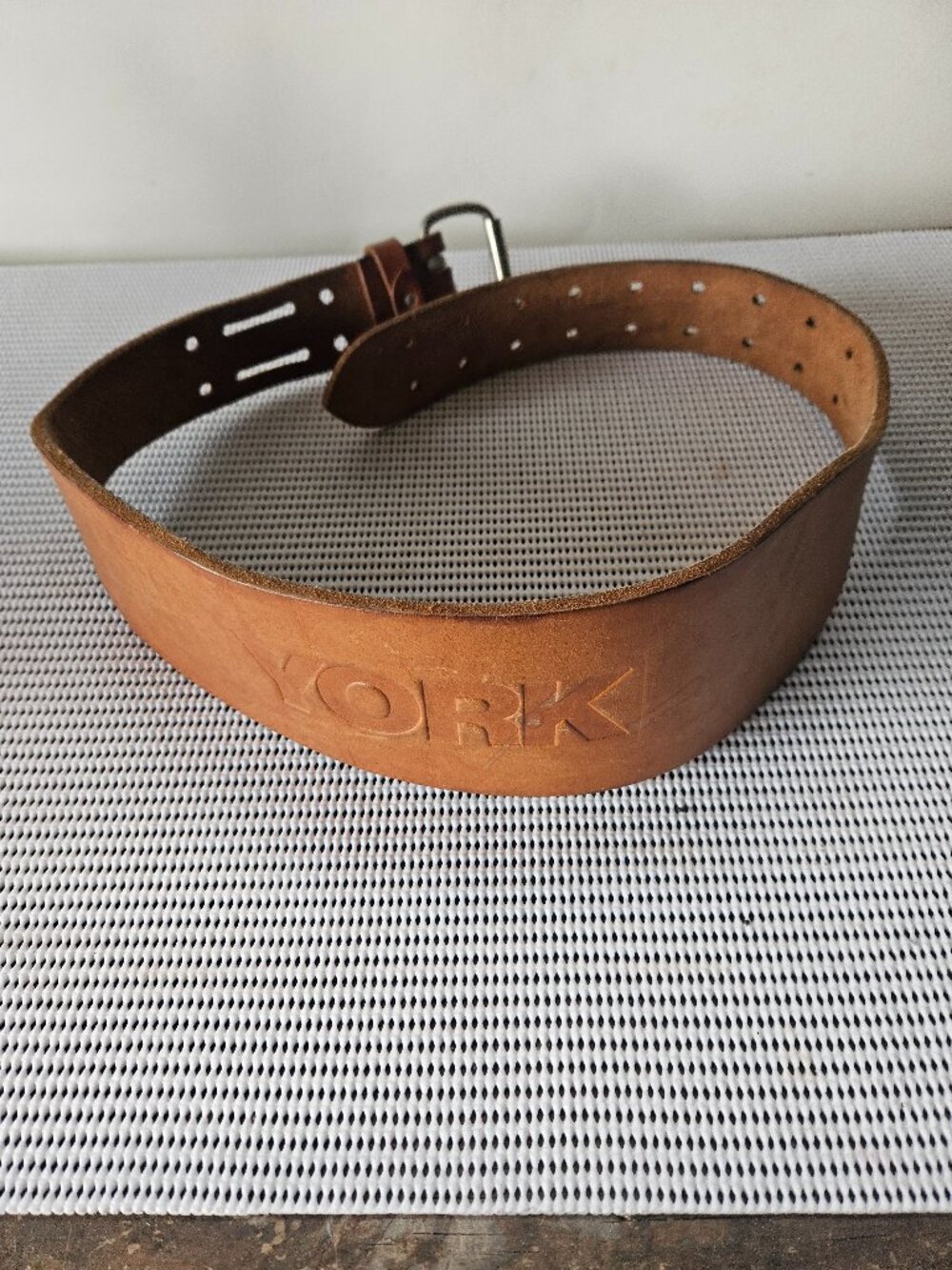 York Barbell leather weightlifting belt   G9